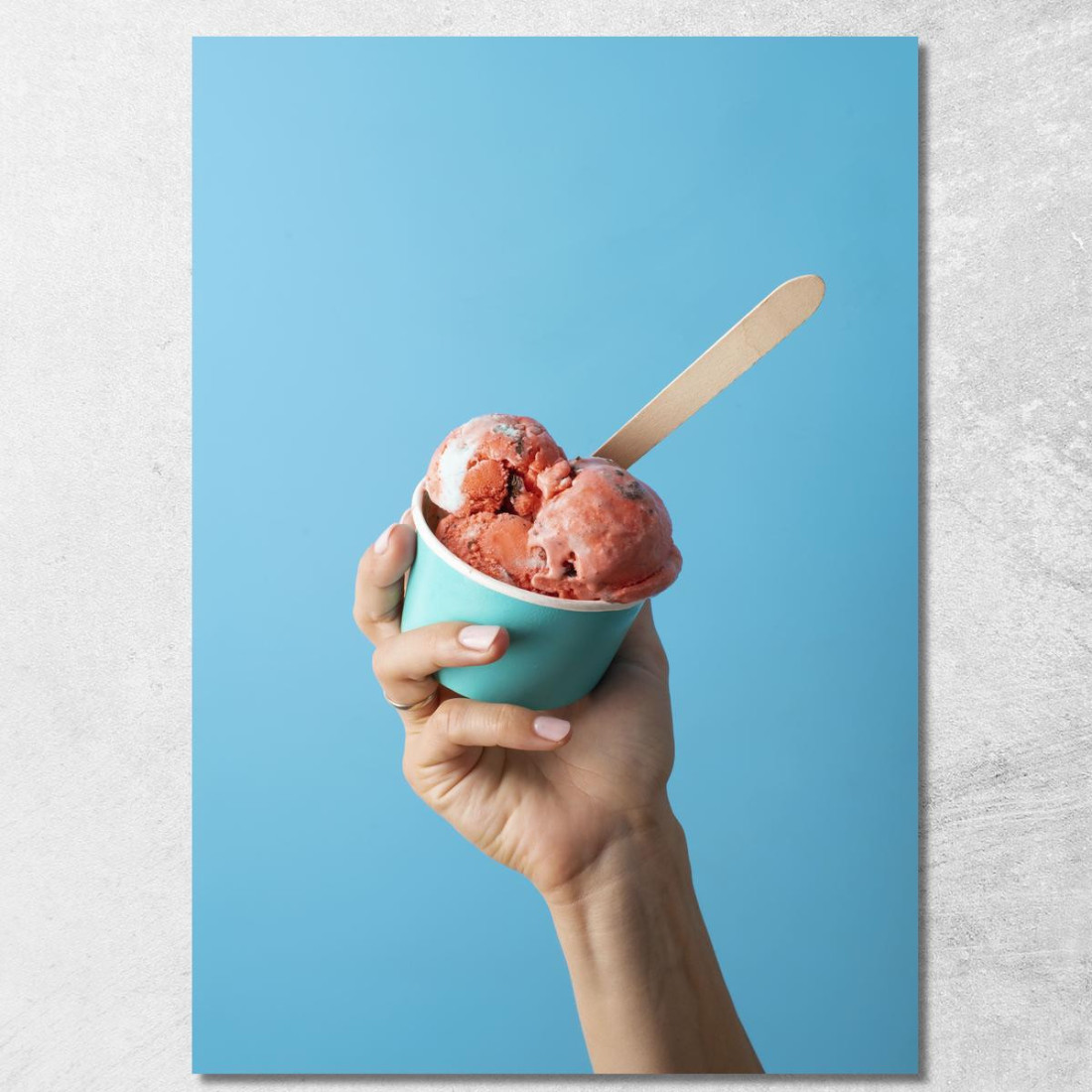Quadro Moderno Coppetta Di Gelato Alla Fragola Tenuta In Mano Su Sfondo Azzurro foo39 quadro stampato su tela Quadro Moderno Coppetta Di Gelato Alla Fragola Tenuta In Mano Su Sfondo Azzurro foo39 quadro stampato su tela
