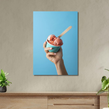 Quadro Moderno Coppetta Di Gelato Alla Fragola Tenuta In Mano Su Sfondo Azzurro foo39 quadro stampato su tela