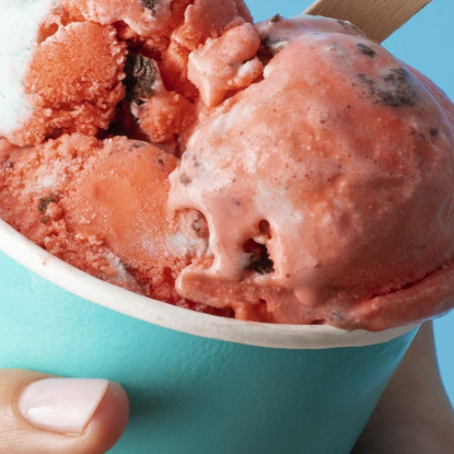 Quadro Moderno Coppetta Di Gelato Alla Fragola Tenuta In Mano Su Sfondo Azzurro foo39 quadro stampato su tela