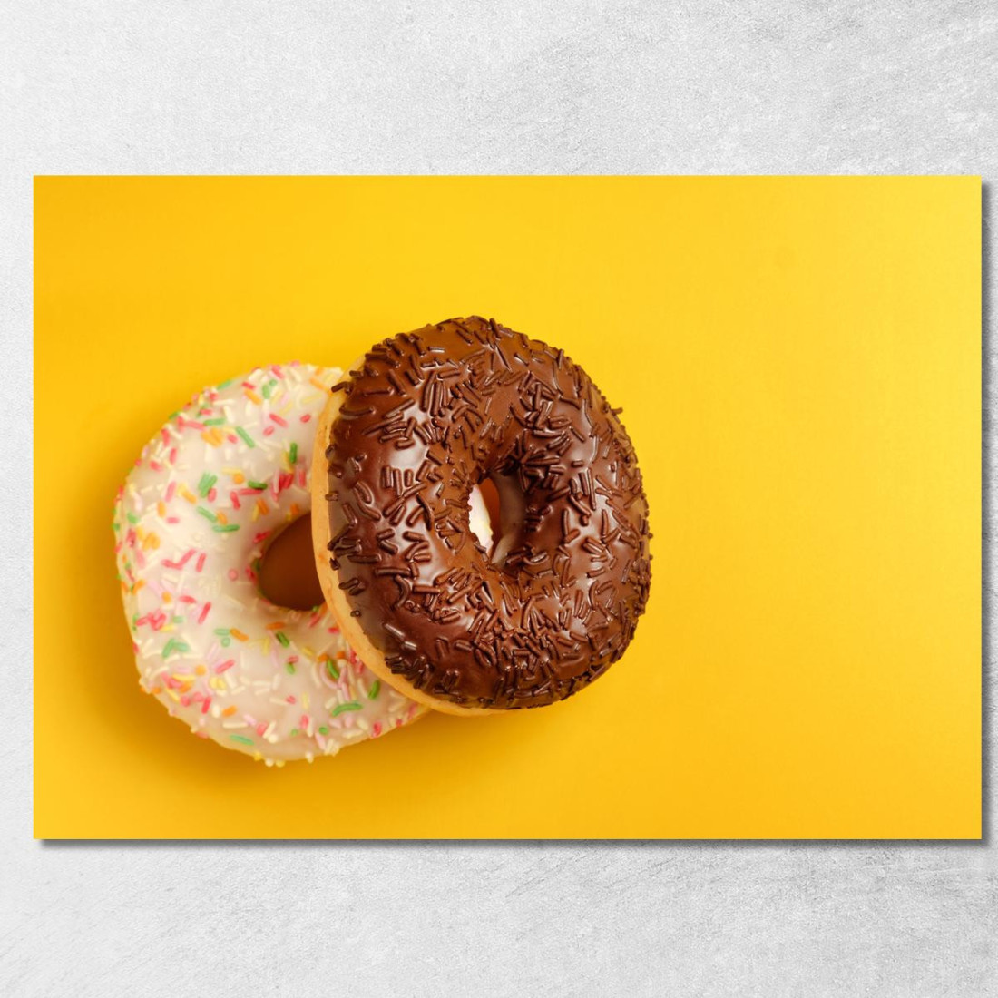 Quadro Moderno Donuts Glassate Al Cioccolato E Vaniglia Su Sfondo Giallo foo53 quadro stampato su tela Quadro Moderno Donuts Glassate Al Cioccolato E Vaniglia Su Sfondo Giallo foo53 quadro stampato su tela