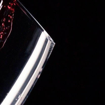 Quadro Moderno Vino Rosso Versato In Un Calice Su Sfondo Scuro foo123 quadro stampato su tela