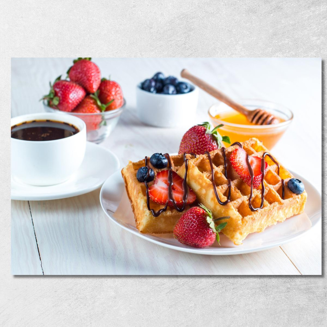 Quadro Moderno Waffle Dorati Con Fragole Cioccolato E Miele Serviti Con Caffè foo126 quadro stampato su tela Quadro Moderno Waffle Dorati Con Fragole Cioccolato E Miele Serviti Con Caffè foo126 quadro stampato su tela
