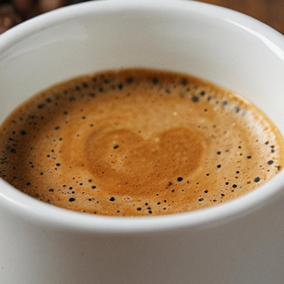 Modernes Gemälde Espressotasse Mit Kaffeebohnen Auf Holztisch drucken auf leinwand
