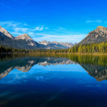 Quadro Montagne Lago Di Braies Con Acqua Cristallina E Spettacolari Cime Montuose mow1 quadro stampato su tela